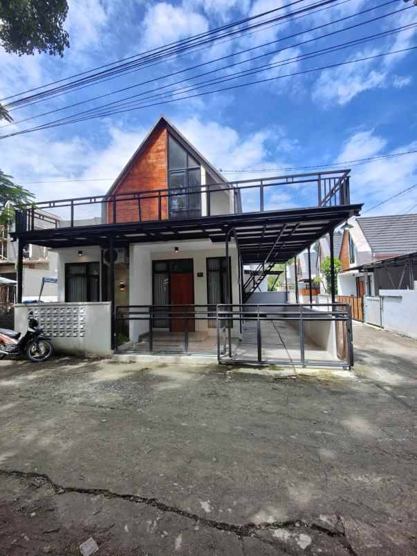 rumah scandinavian dengan balkon desain elegan nyaman