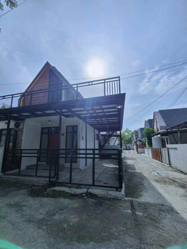 rumah scandinavian dengan balkon desain elegan nyaman