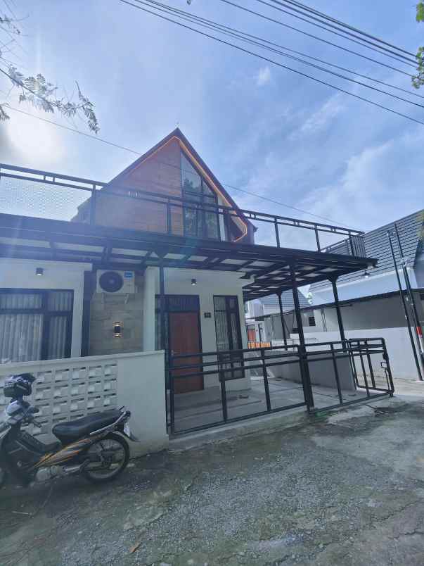 rumah scandinavian dengan balkon desain elegan nyaman