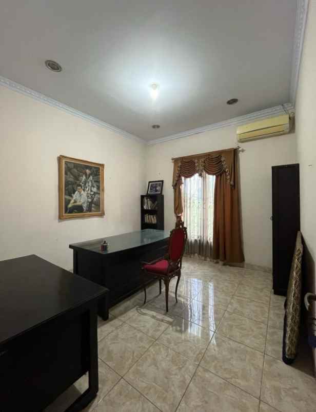 rumah second 2 lantai besar dan mewah di pitara depok