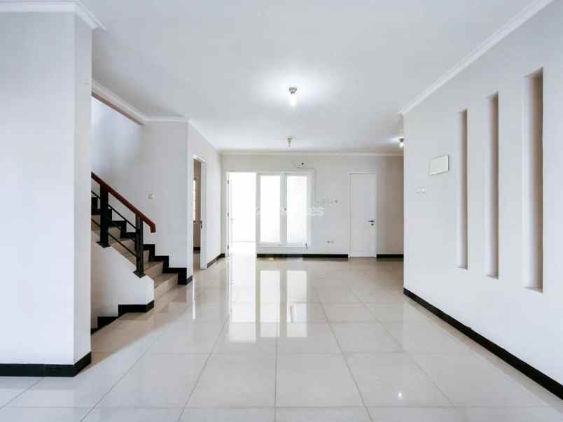 rumah siap huni apik terawat di legenda wisata cibubur