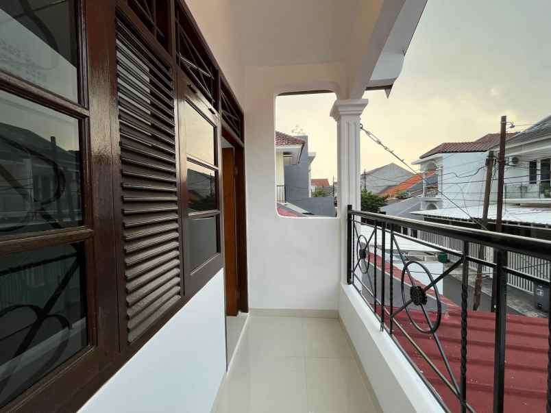 rumah strategis pondok bambu jakarta timur