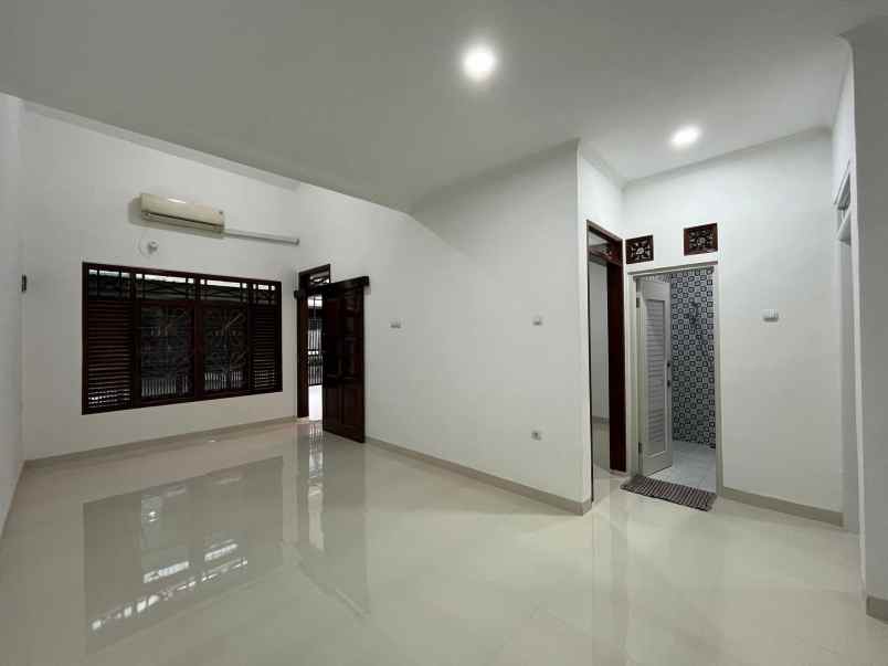 rumah strategis pondok bambu jakarta timur