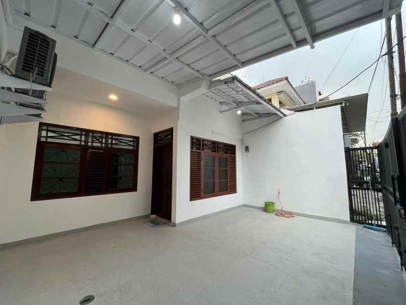 rumah strategis pondok bambu jakarta timur