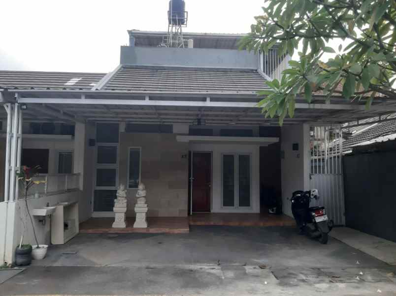 siap huni rumah 2 lantai di komplek nyaman tirta