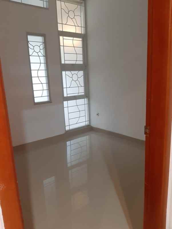 siap huni rumah 2 lantai di komplek nyaman tirta
