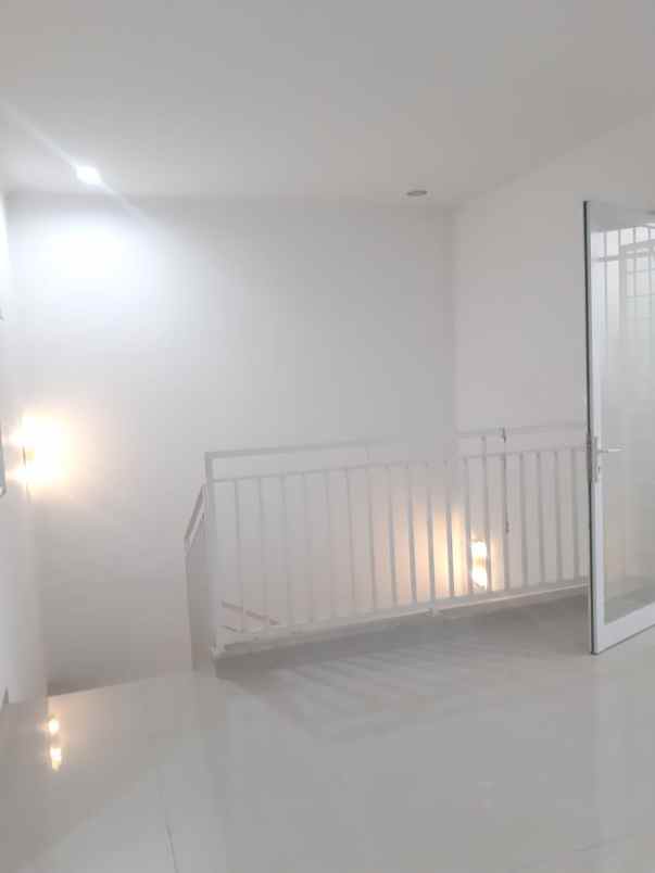 siap huni rumah 2 lantai di komplek nyaman tirta