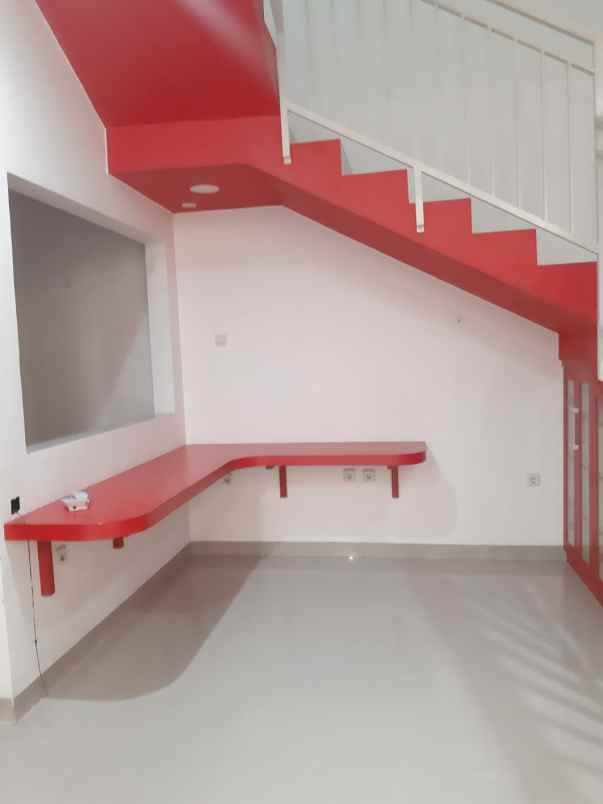 siap huni rumah 2 lantai di komplek nyaman tirta