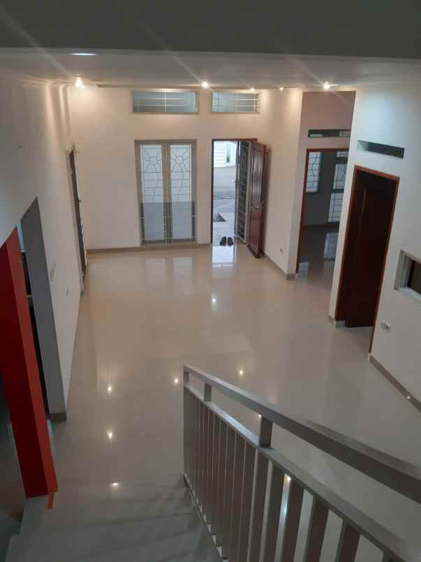 siap huni rumah 2 lantai di komplek nyaman tirta