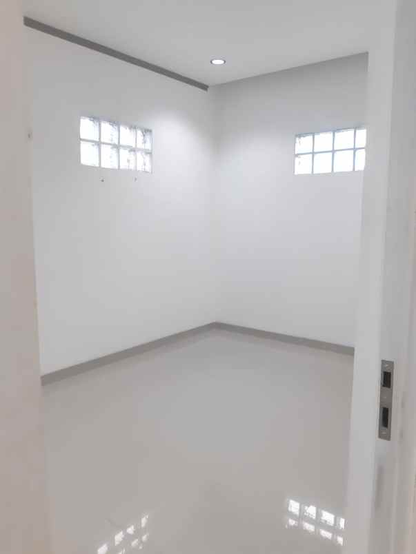 siap huni rumah 2 lantai di komplek nyaman tirta