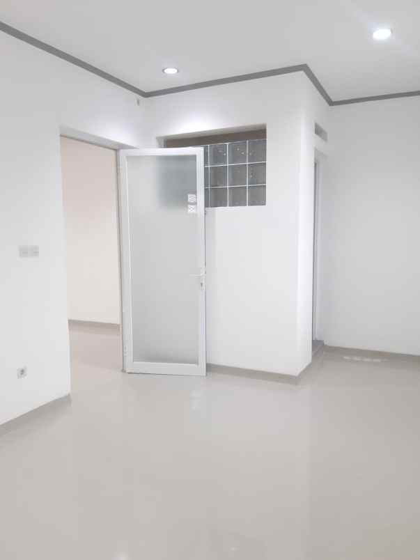 siap huni rumah 2 lantai di komplek nyaman tirta