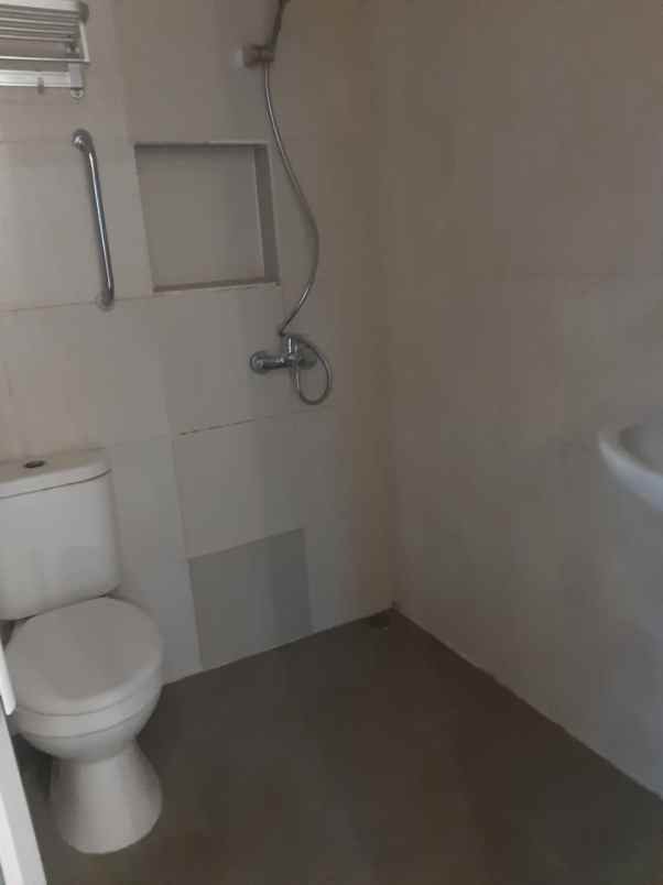 siap huni rumah 2 lantai di komplek nyaman tirta