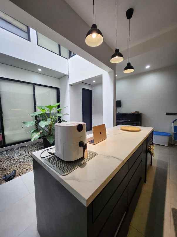 strategis rumah modern di jantung pondok labu