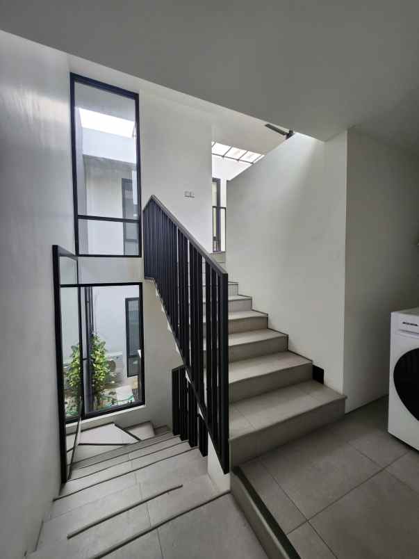 strategis rumah modern di jantung pondok labu