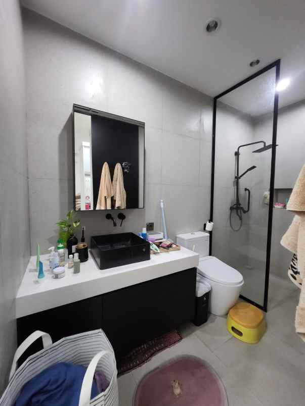 strategis rumah modern di jantung pondok labu