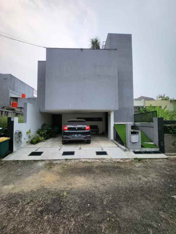 strategis rumah modern di jantung pondok labu