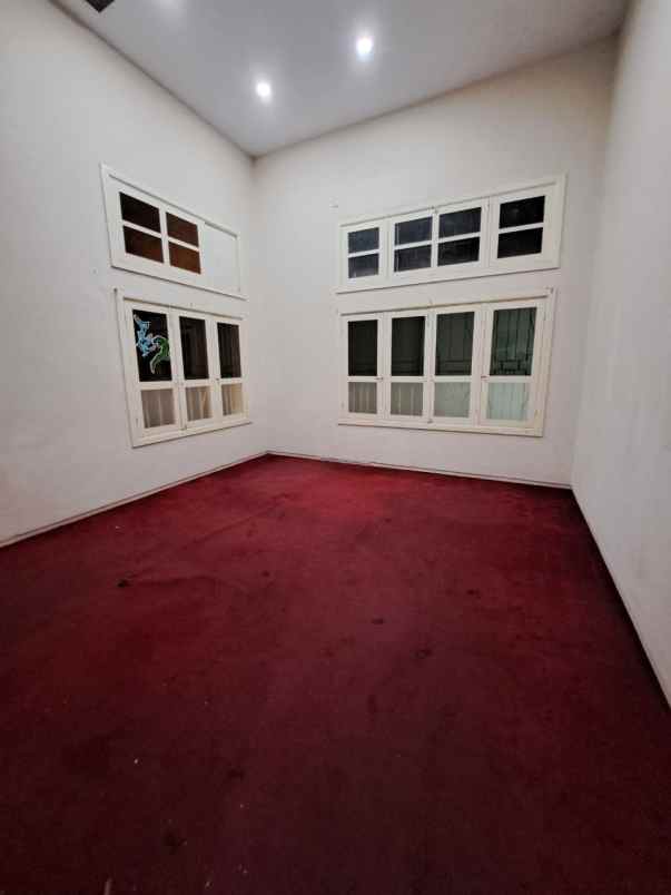 tempat usaha area komersial pusat kota raya darmo