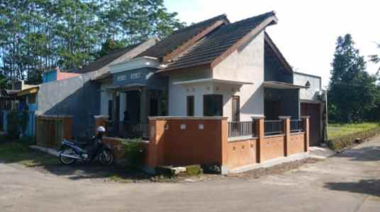 timur pasar gentan jalan kaliurang km 10 sleman