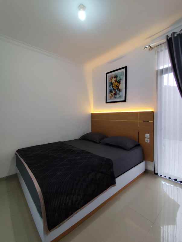 villa 3 lantai kapasitas besar 4 kamar di kota batu