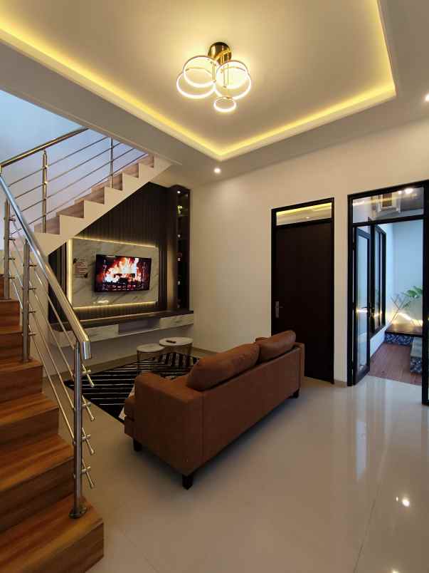 villa mewah 3 lantai dekat bns di oro oro ombo batu