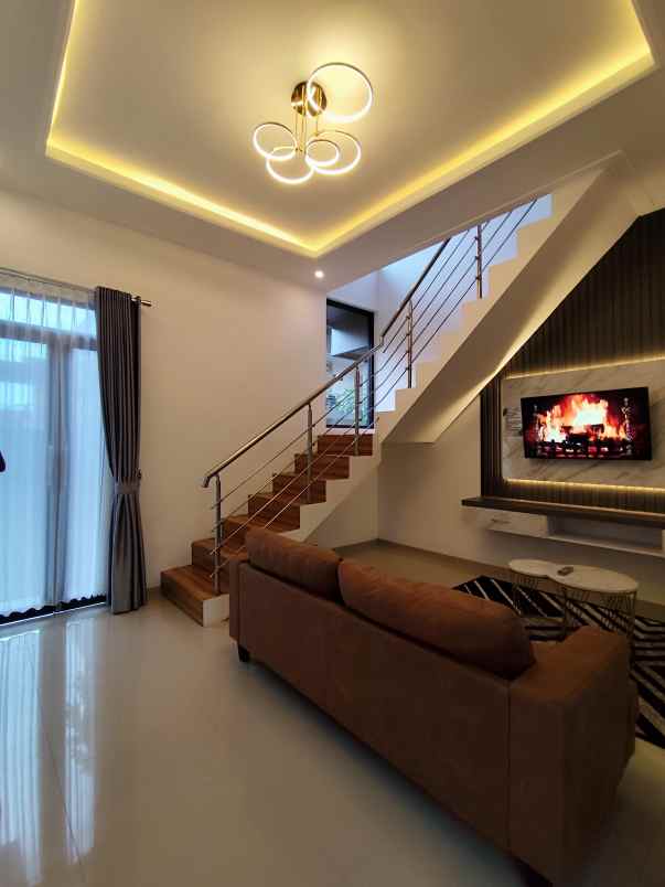 villa mewah 3 lantai dekat bns di oro oro ombo batu