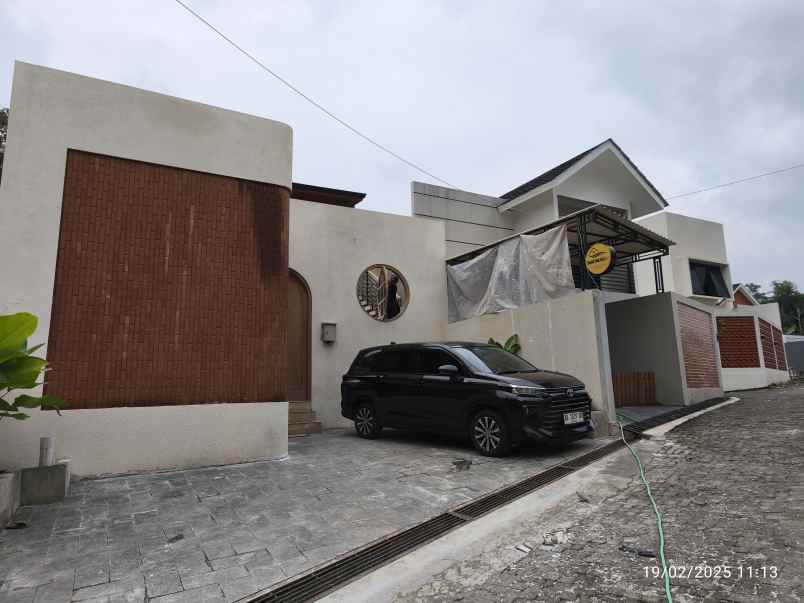 villa modern tropis di jogja utara