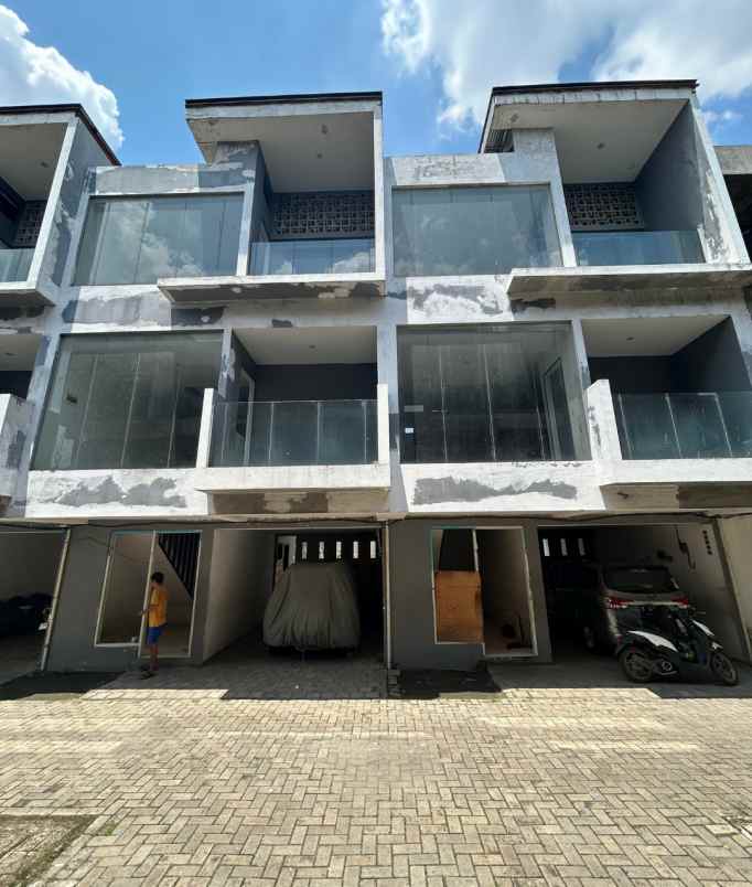 dijual 8 hometown di menteng atas