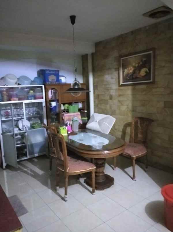 dijual butuh cepat rumah dua setengah lantai di bekasi