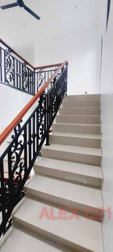 dijual cepat b u rumah baru mewah