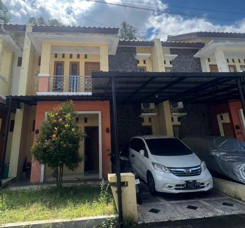 dijual rumah 2 lantai universiti residence