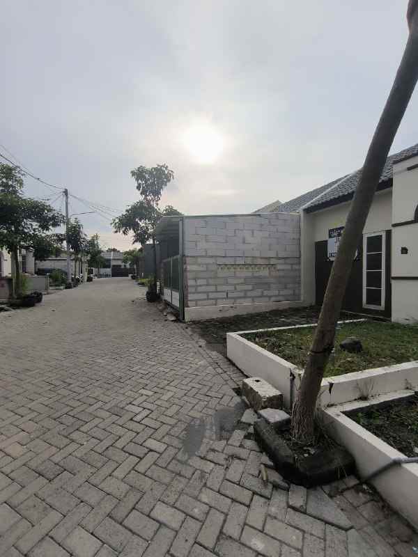 dijual rumah baru gress royal emran kedamean gresik