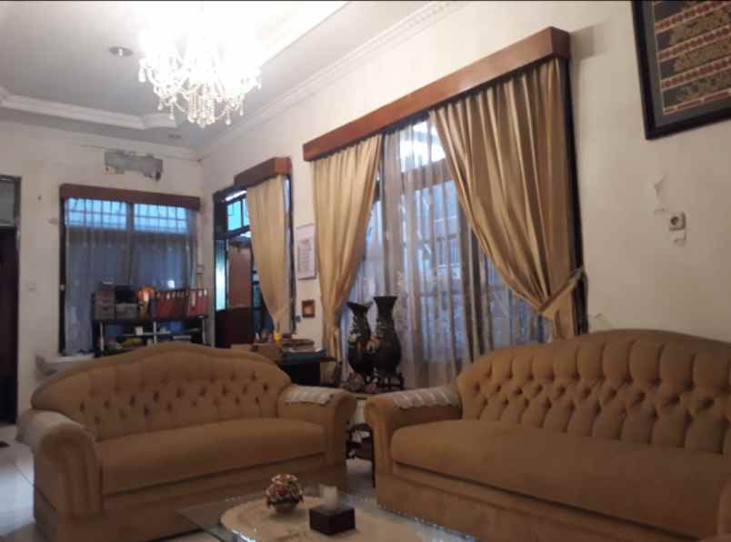 dijual rumah bratang gede