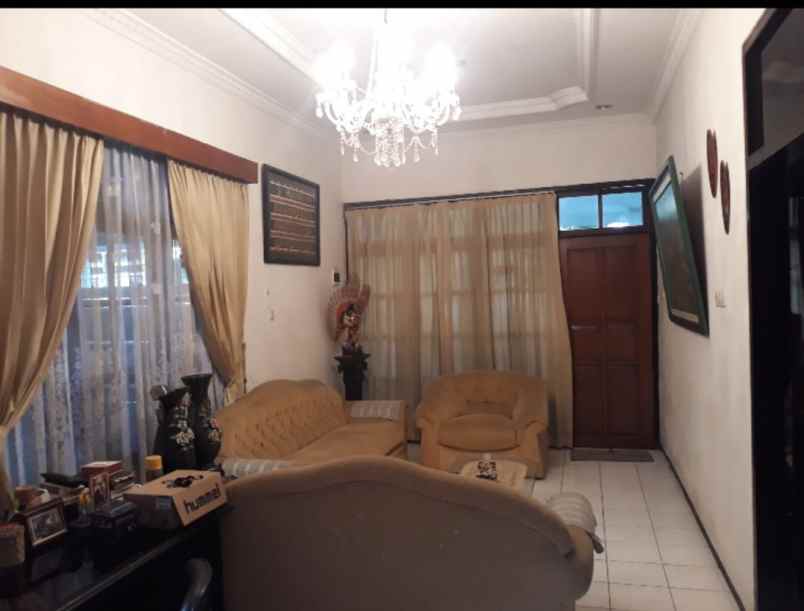 dijual rumah bratang gede