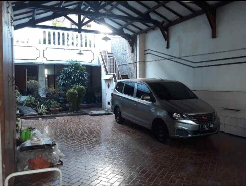 dijual rumah bratang gede