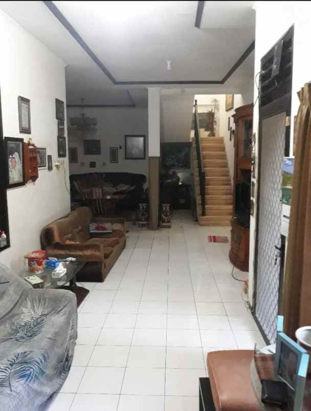 dijual rumah bratang gede