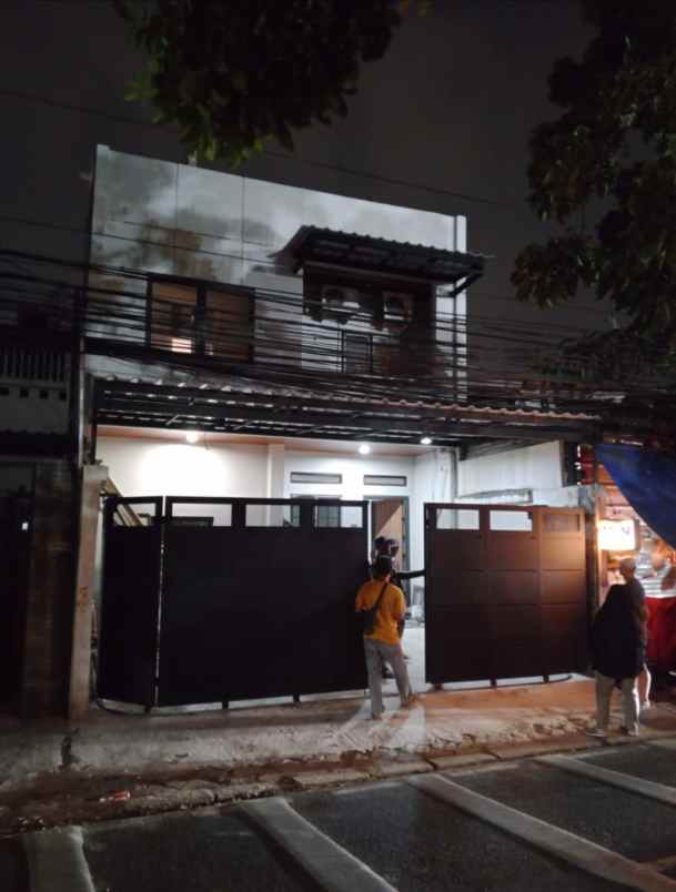 dijual rumah cantik pinggir jalan raya utama