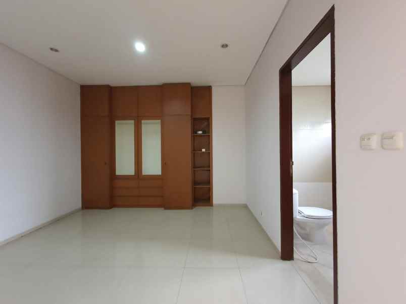 dijual rumah casa 23 lebak bulus jakarta selatan
