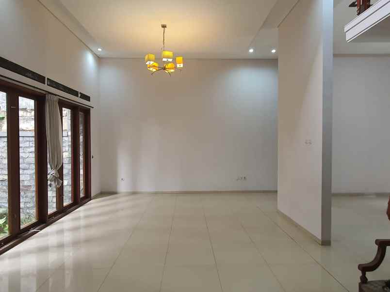 dijual rumah casa 23 lebak bulus jakarta selatan
