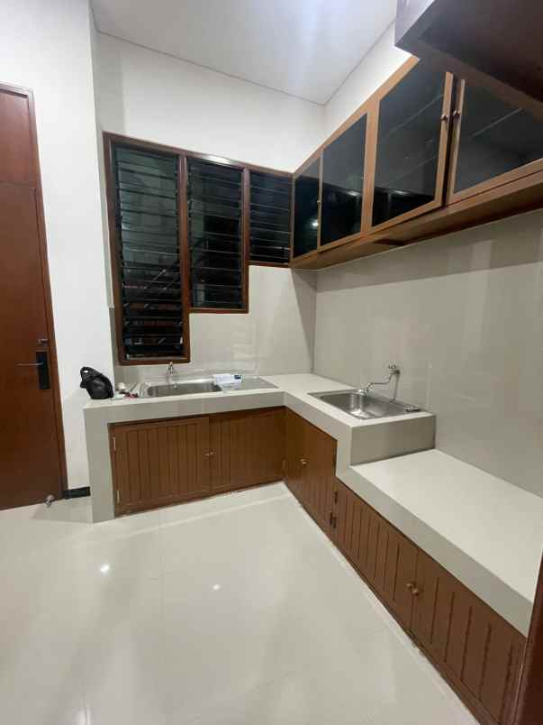 dijual rumah dharmahusada