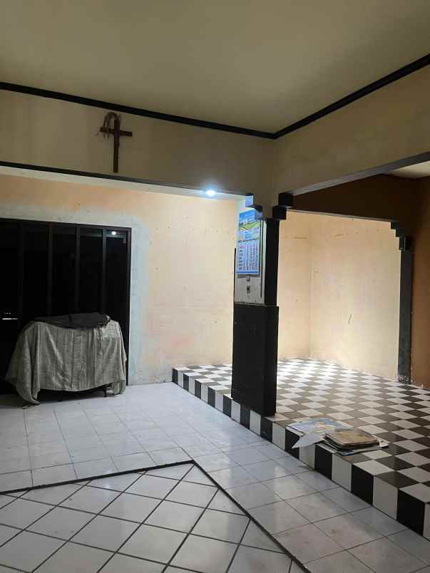 dijual rumah di pucangsawit solo