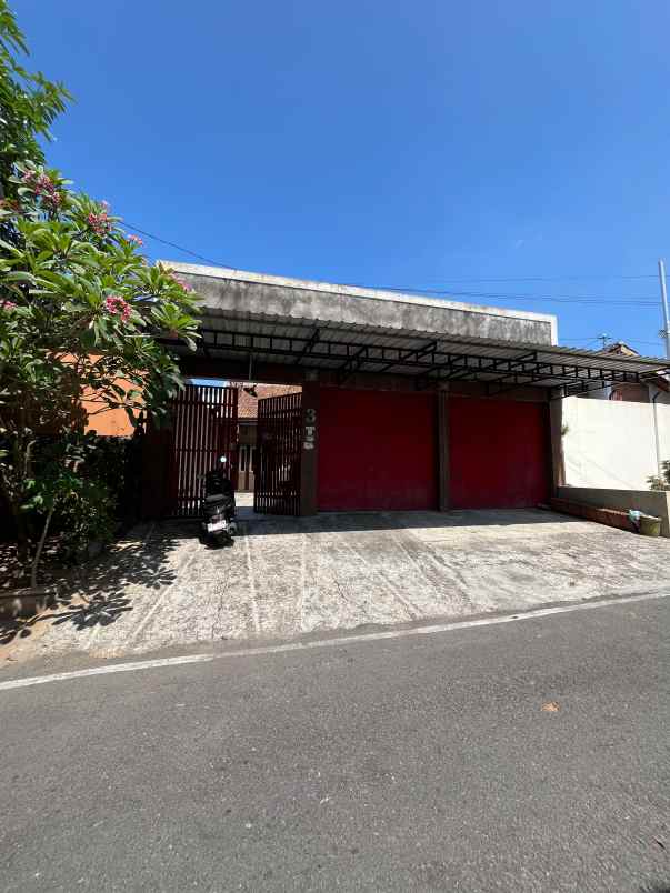 dijual rumah di tengah kota solo