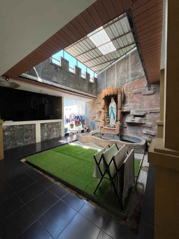 dijual rumah di tengah kota solo
