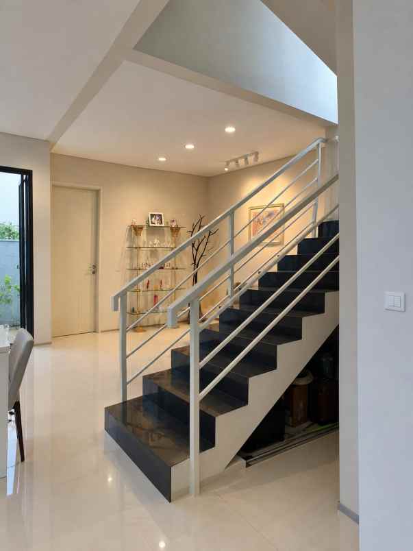 dijual rumah graha famili