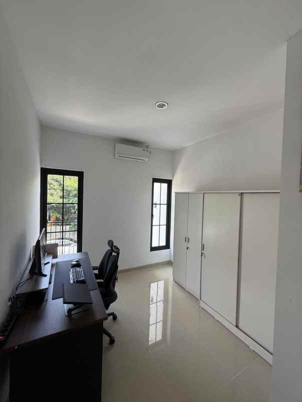 dijual rumah green mansion regency