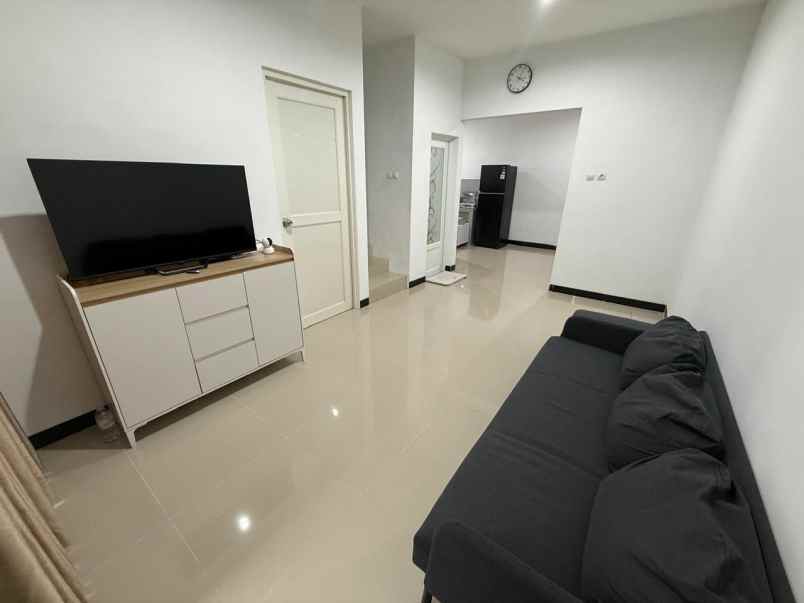 dijual rumah green mansion regency