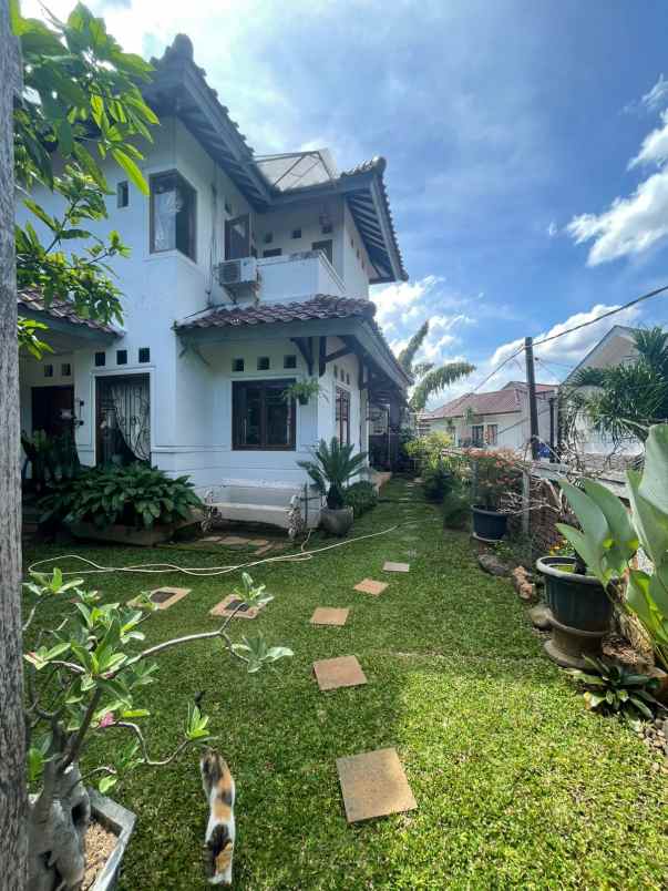 dijual rumah hook komplek