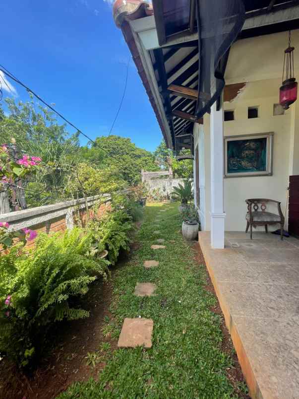 dijual rumah hook komplek