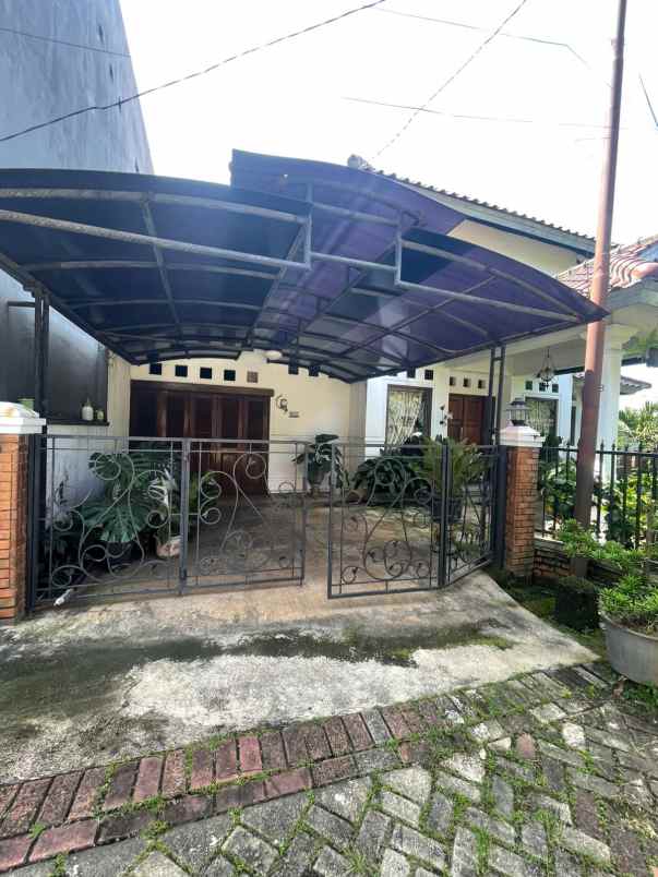 dijual rumah hook komplek
