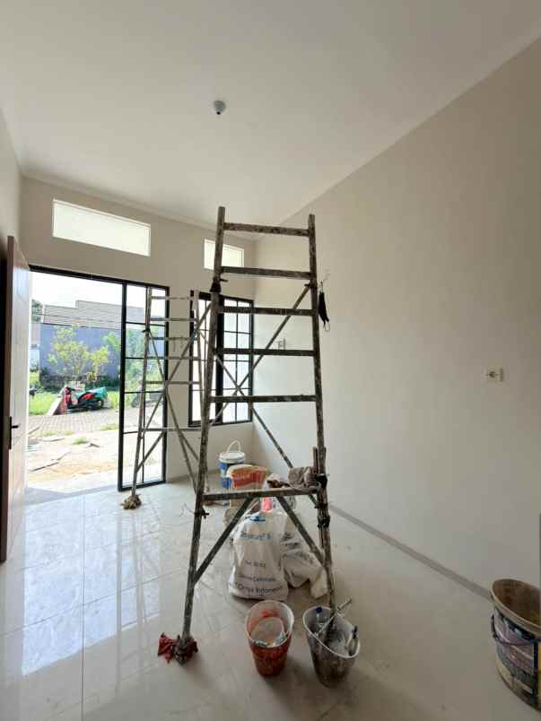 dijual rumah istana bandara pakis malang