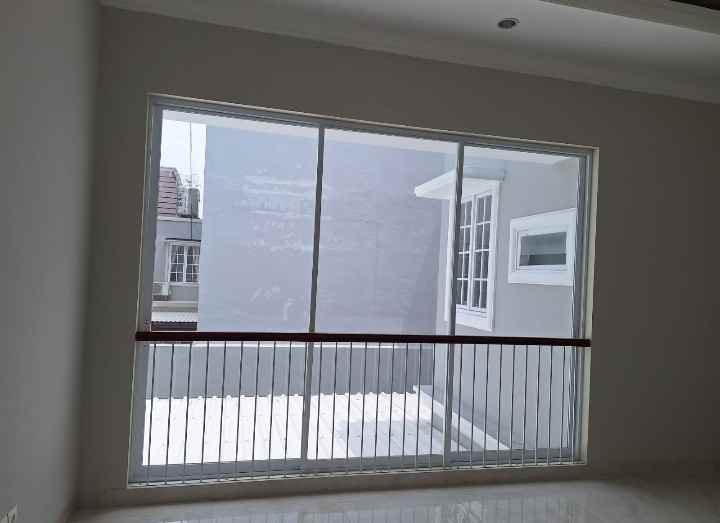 dijual rumah jalan boulevard barat raya